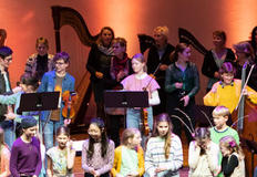 samen muziek maken in een orkest in Zutphen, alle deelnemers op het podium