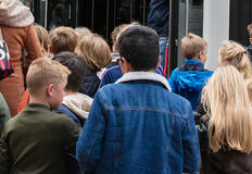 Schoolkinderen bezoeken een speciale voorstelling i.h.k.v. Cultuureducatie basisscholen