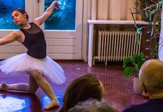 dansen in een huiskamer