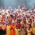 Einduitvoering met alle 250 deelnemers op podium