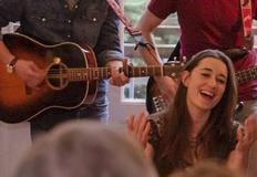 Muziekmaken in een huiskamer