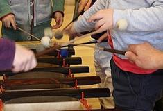 Kinderen zingen en maken muziek