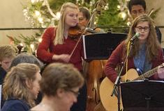 Allerei muziekinstrumenten in een band