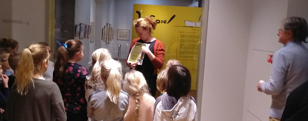 Begeleider in museum vertelt