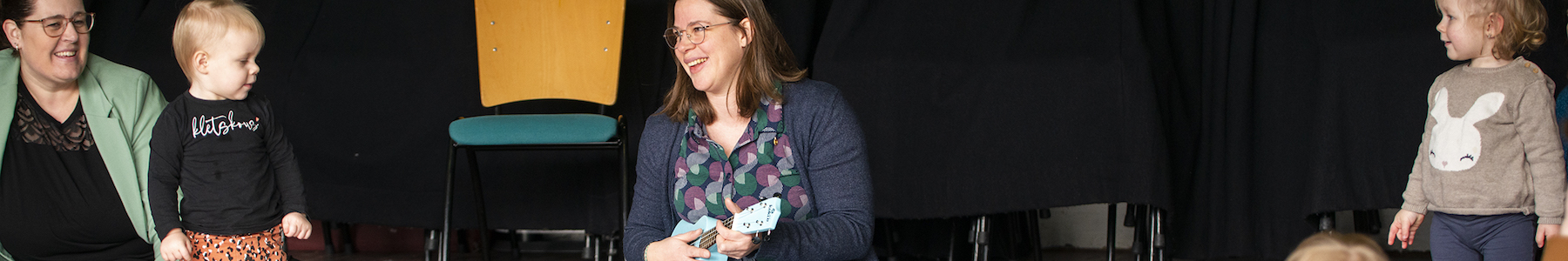 Nienke met deelnemers Muziek op schoot