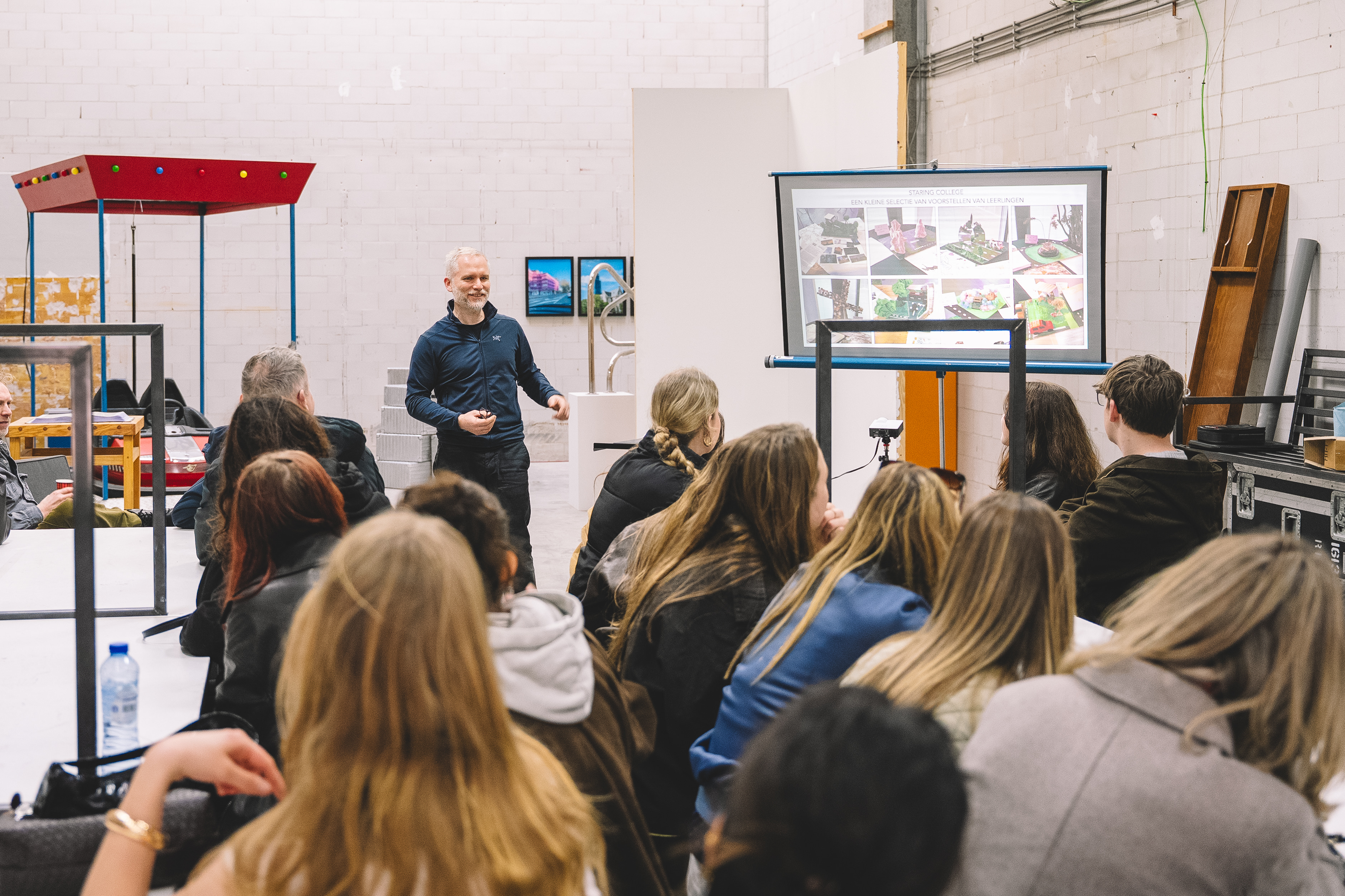 het Staring College op bezoek bij Maze de Boer in Amsterdam, de kunstenaar die het nieuwe kunstwerk in Barchem gaat maken. In het kader van het erfgoedpact is dit, waarin Muzehof het jongerenparticipatiedeel organiseerde. Jongeren mochten in Amsterdam stenen personaliseren met een tekst of tekening, de steen wordt opgenomen in het kunstwerk. 