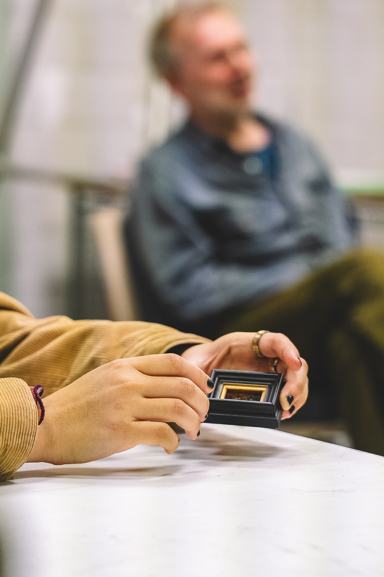 het Staring College op bezoek bij Maze de Boer in Amsterdam, de kunstenaar die het nieuwe kunstwerk in Barchem gaat maken. In het kader van het erfgoedpact is dit, waarin Muzehof het jongerenparticipatiedeel organiseerde. Jongeren mochten in Amsterdam stenen personaliseren met een tekst of tekening, de steen wordt opgenomen in het kunstwerk. 