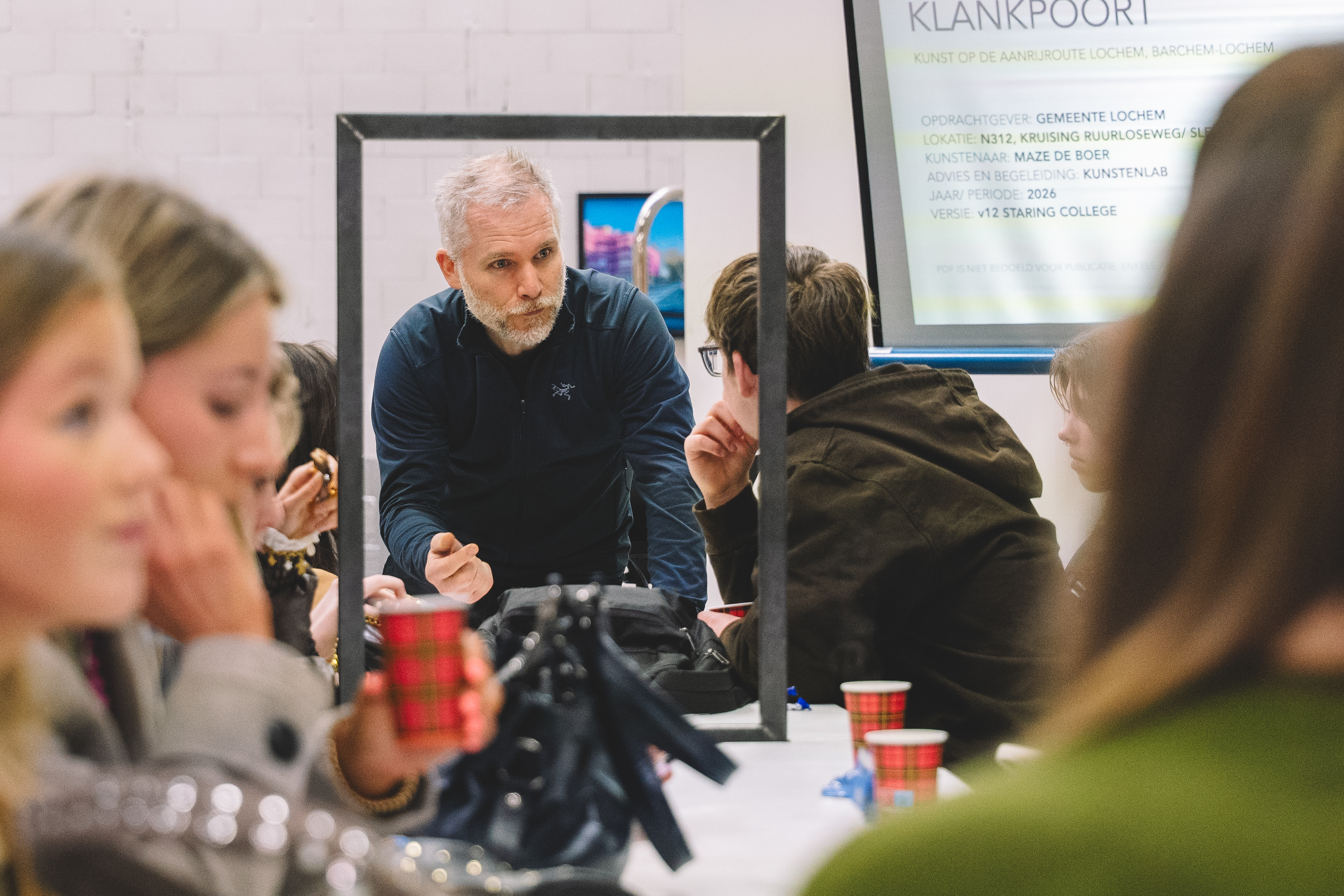 het Staring College op bezoek bij Maze de Boer in Amsterdam, de kunstenaar die het nieuwe kunstwerk in Barchem gaat maken. In het kader van het erfgoedpact is dit, waarin Muzehof het jongerenparticipatiedeel organiseerde. Jongeren mochten in Amsterdam stenen personaliseren met een tekst of tekening, de steen wordt opgenomen in het kunstwerk. 