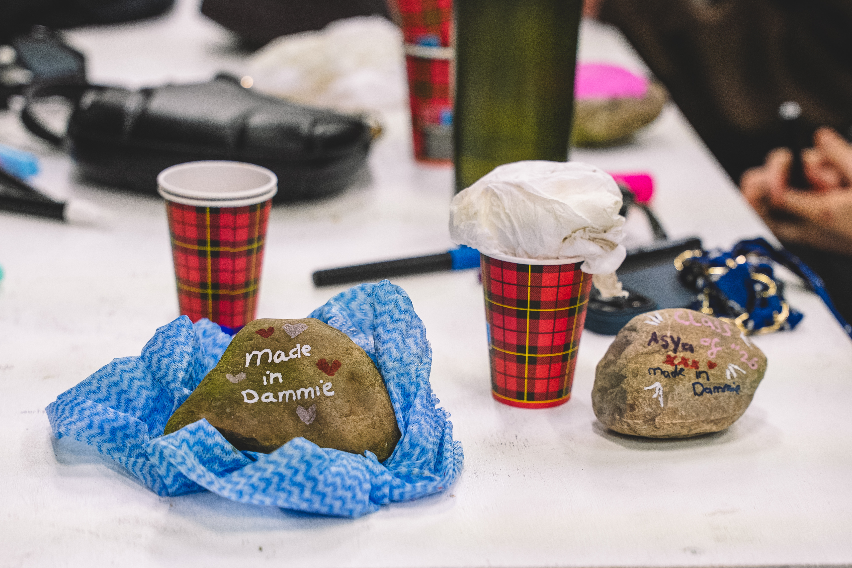 het Staring College op bezoek bij Maze de Boer in Amsterdam, de kunstenaar die het nieuwe kunstwerk in Barchem gaat maken. In het kader van het erfgoedpact is dit, waarin Muzehof het jongerenparticipatiedeel organiseerde. Jongeren mochten in Amsterdam stenen personaliseren met een tekst of tekening, de steen wordt opgenomen in het kunstwerk. 