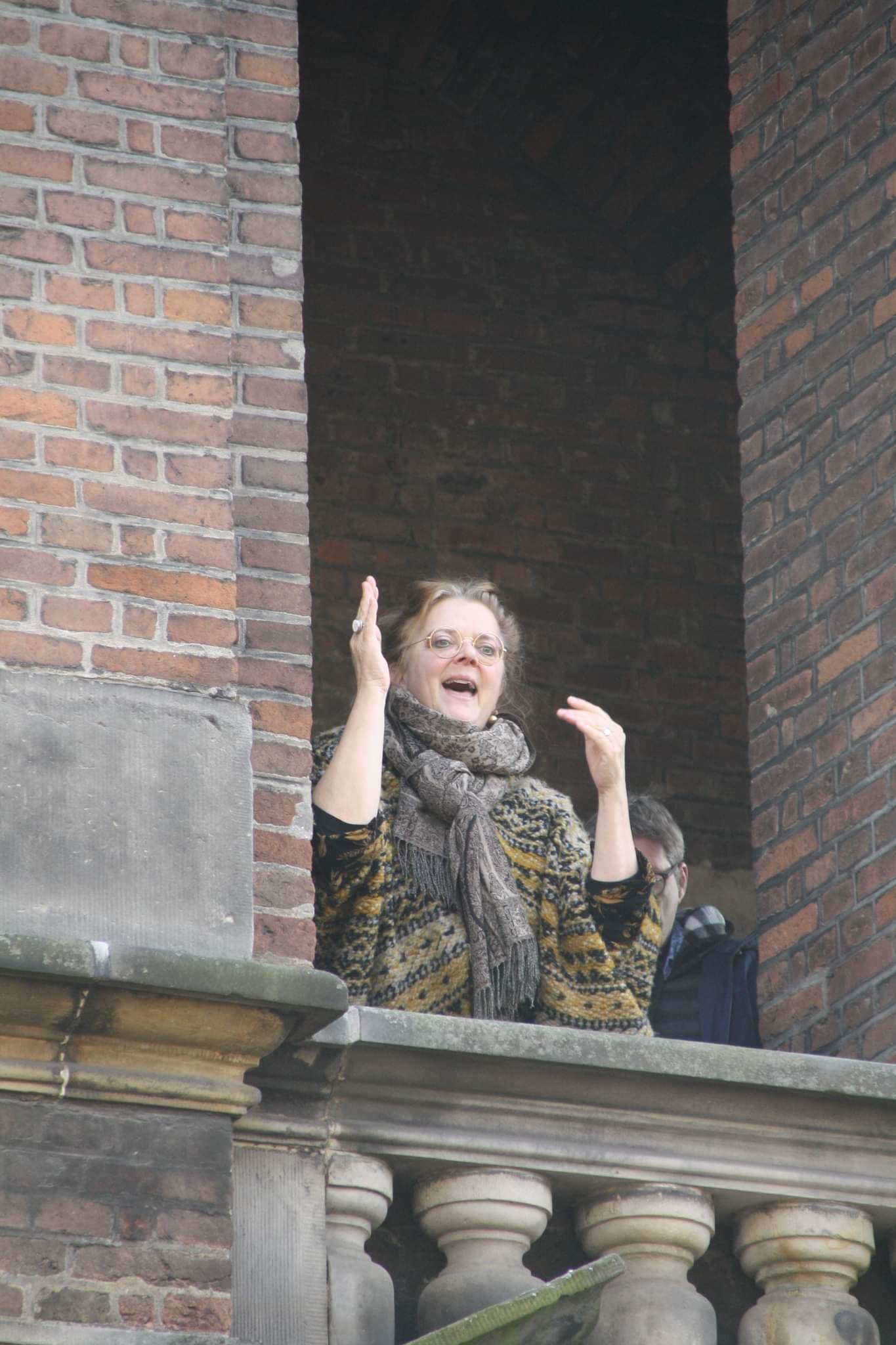 Merel Harkink dirigeert groot koor