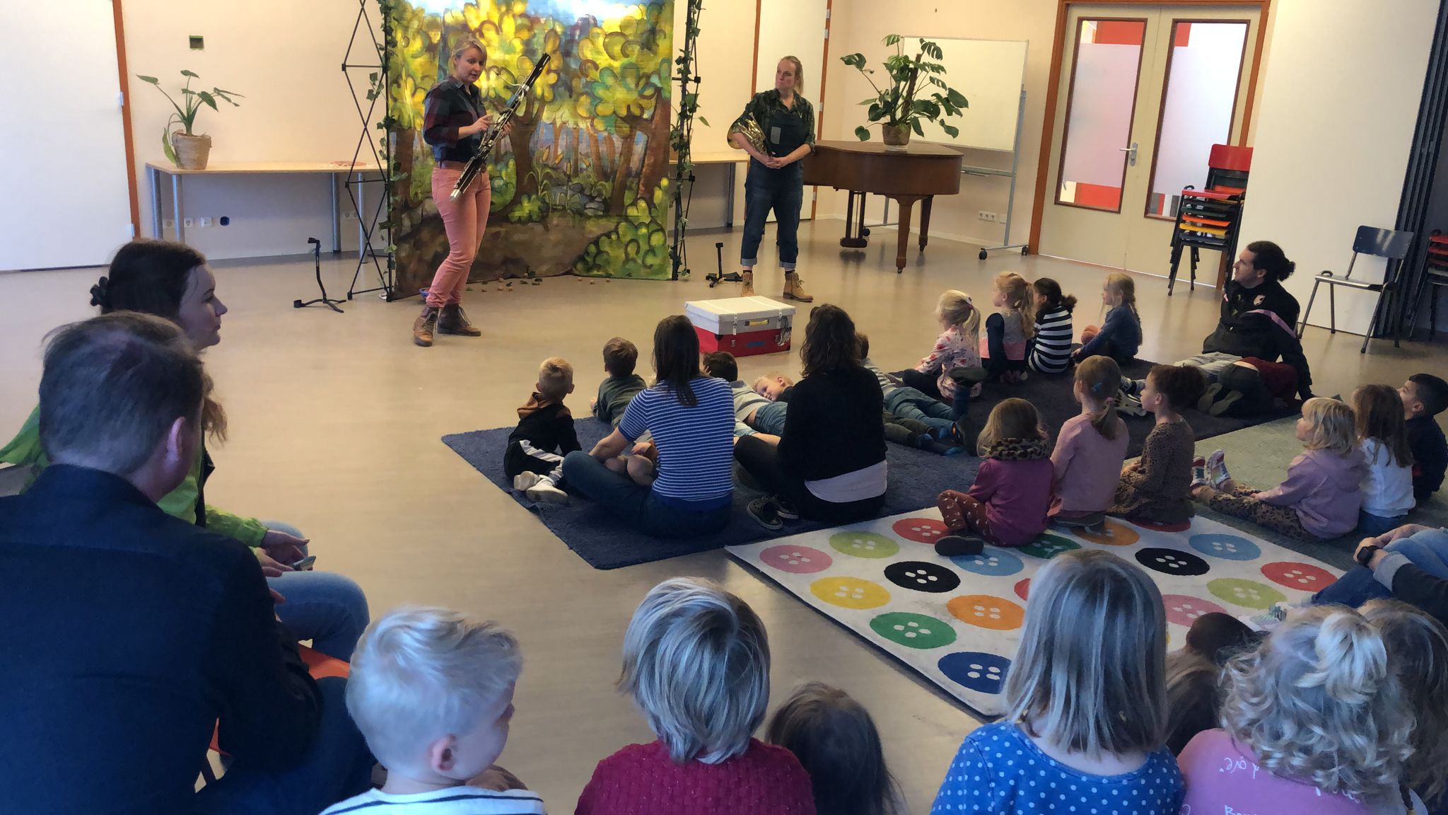 Kinderboekenweek voorstelling Epos met wethouder links.