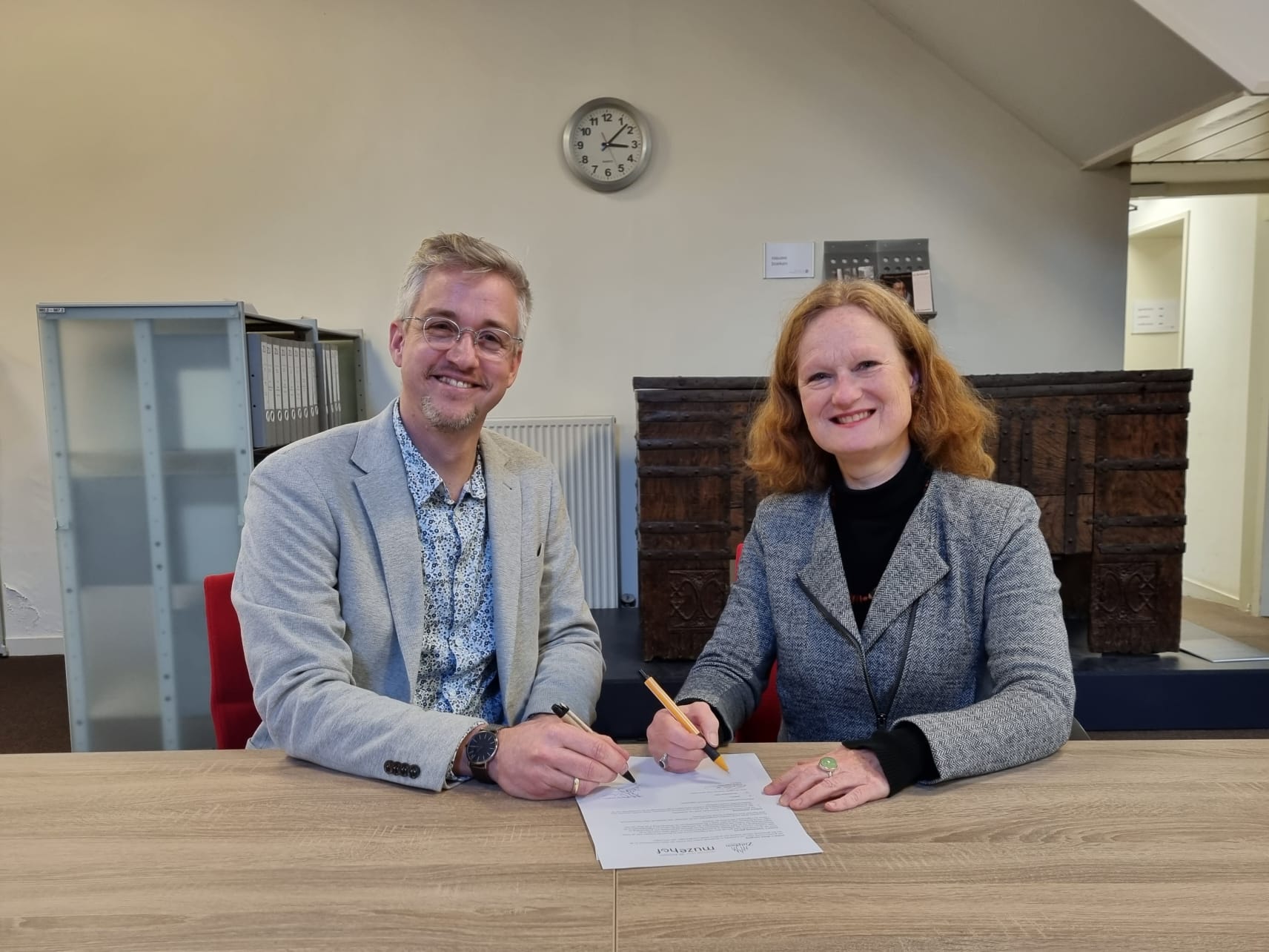 Haafkens en Lagerweij ondertekenen het overdrahctsdocument