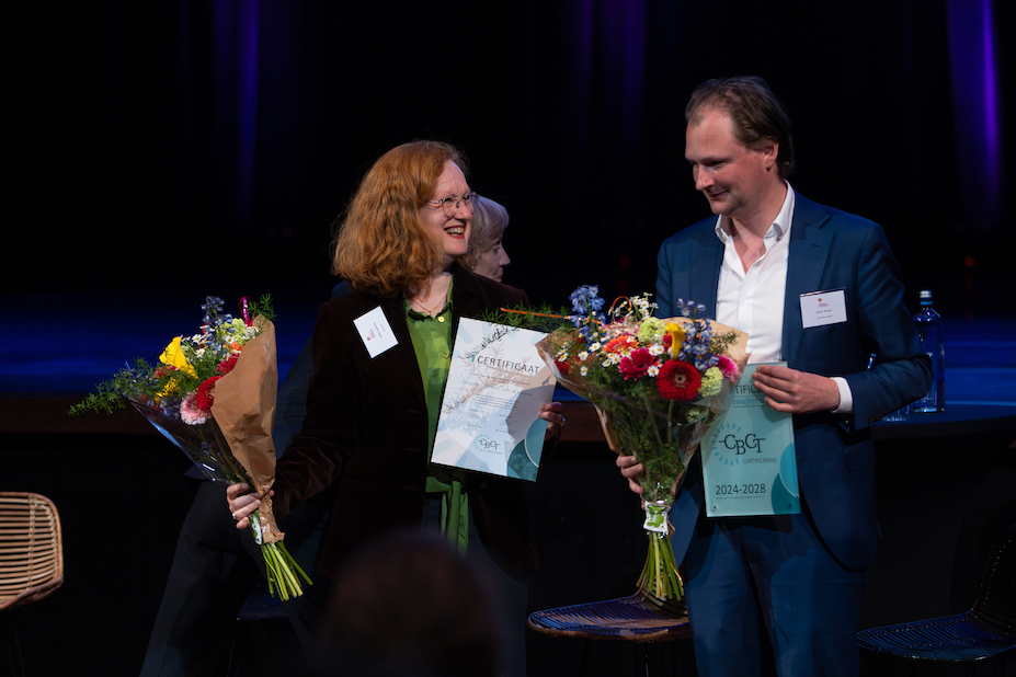 Overhandiging certificeringsbord Aan Lagerweij, directeur, en Wannet, wethouder Zutphen