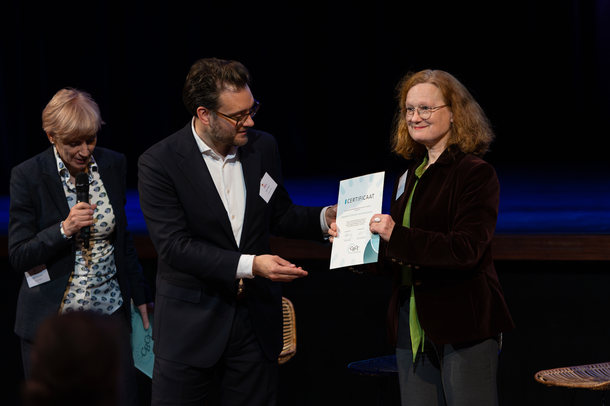 Overhandiging certificeringsbord Westerveld, voorzitter Cultuurconnectie