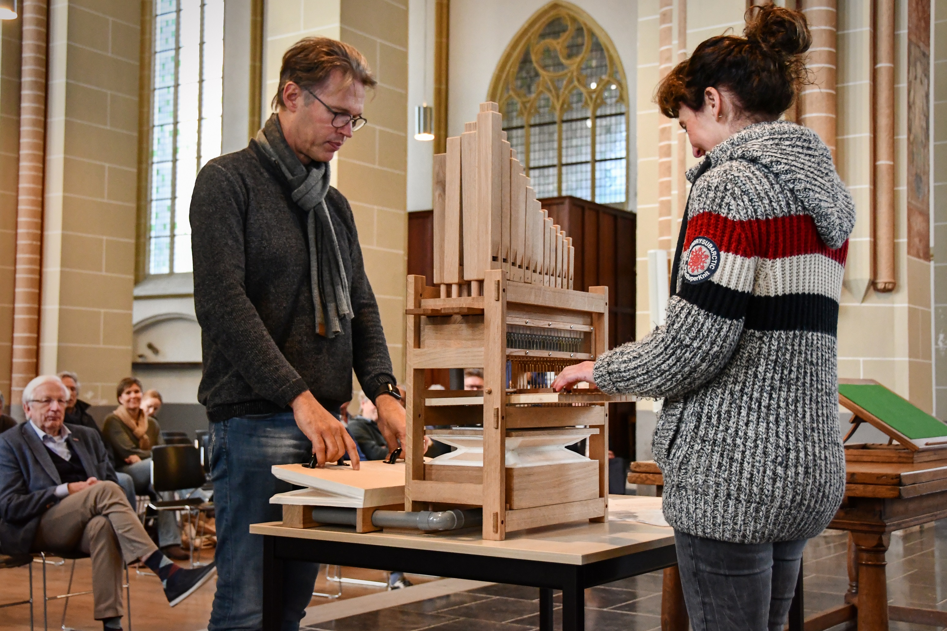 “Els Dijkerman, toetsen, en Klaas Stok, blaasbalgen, bespelen het Doe-orgel.”