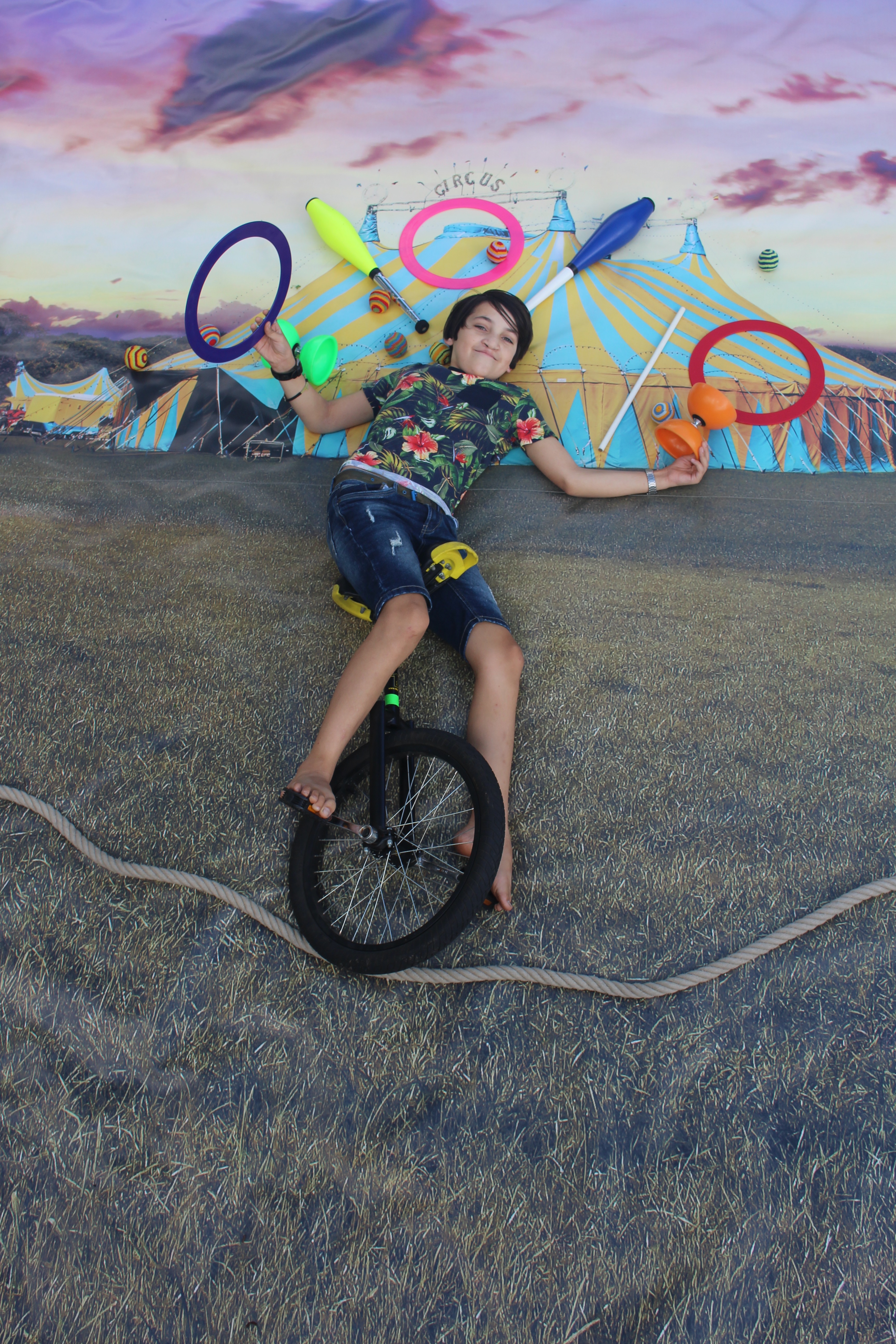 circusleerling met hoepels en jongleren