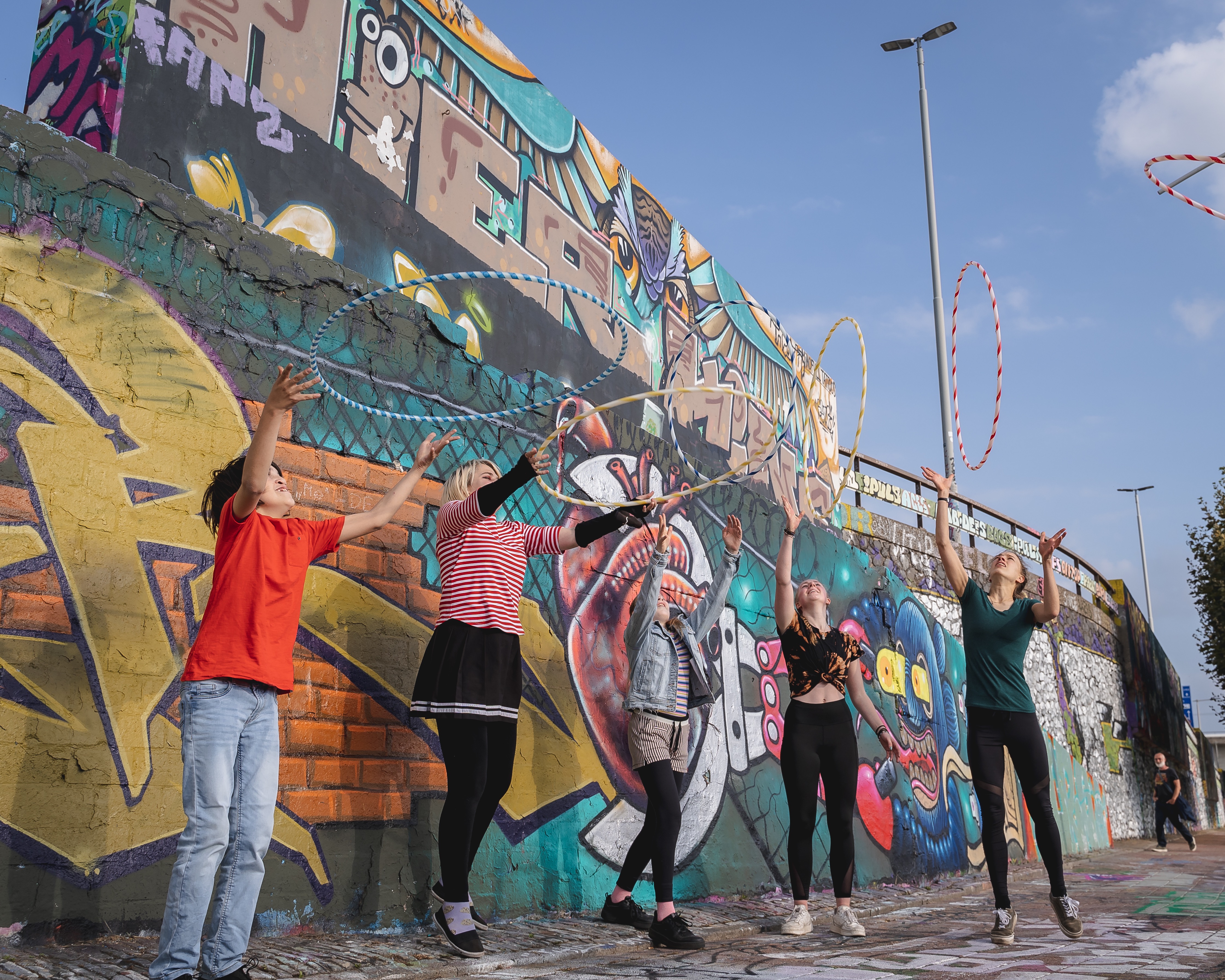 circusleerlingen met hoepels voor graffitimuur