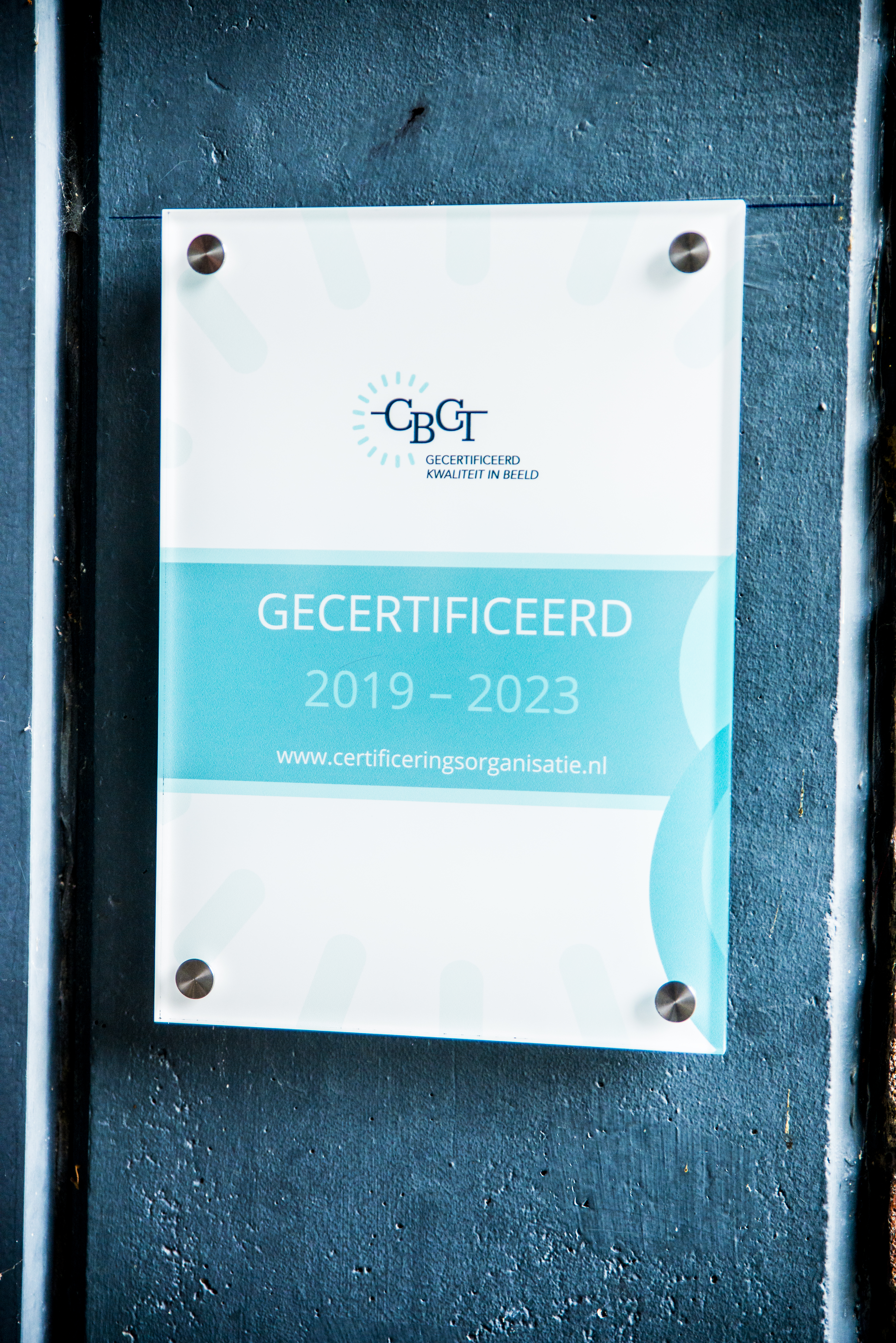 Certificaat aan de gevel