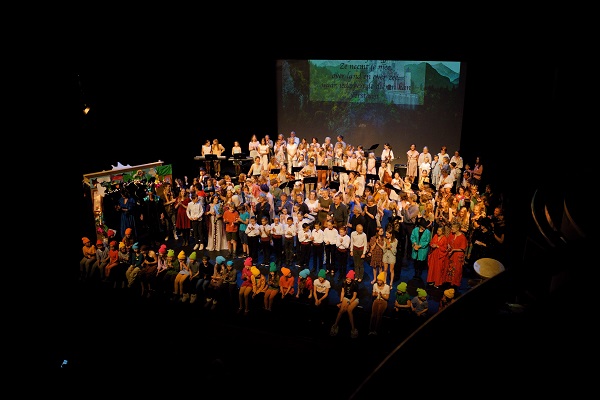 Foto alle deelnemers op podium