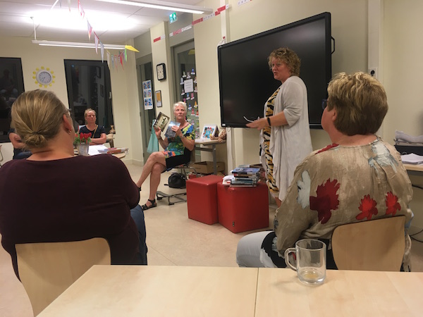 Bibliotheekmedewerkers Lucienne en Hanny vertellen over historische kinderboeken.