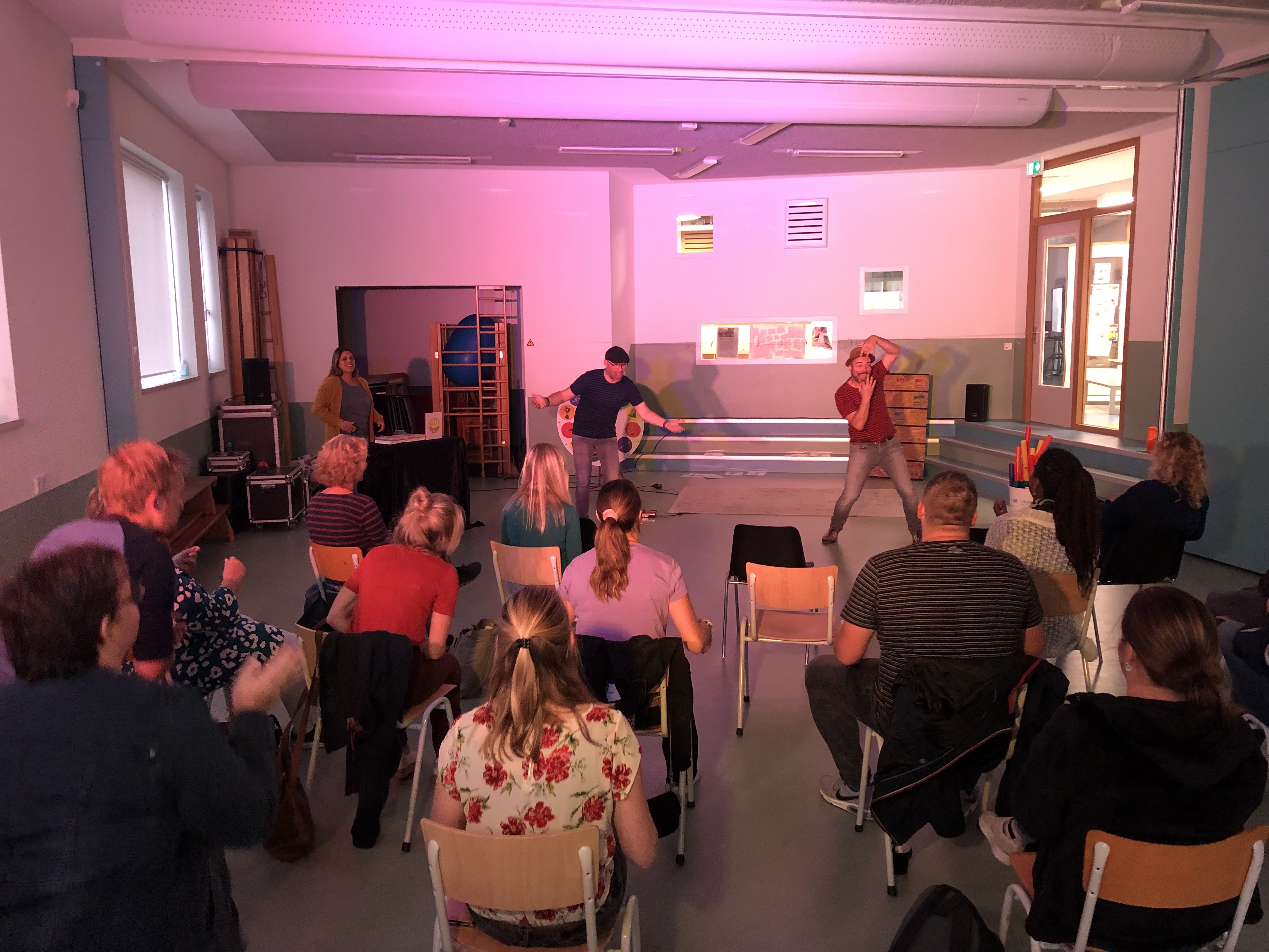 Theatermakers Edwin en Tom van Troef gaven leerkrachten les
