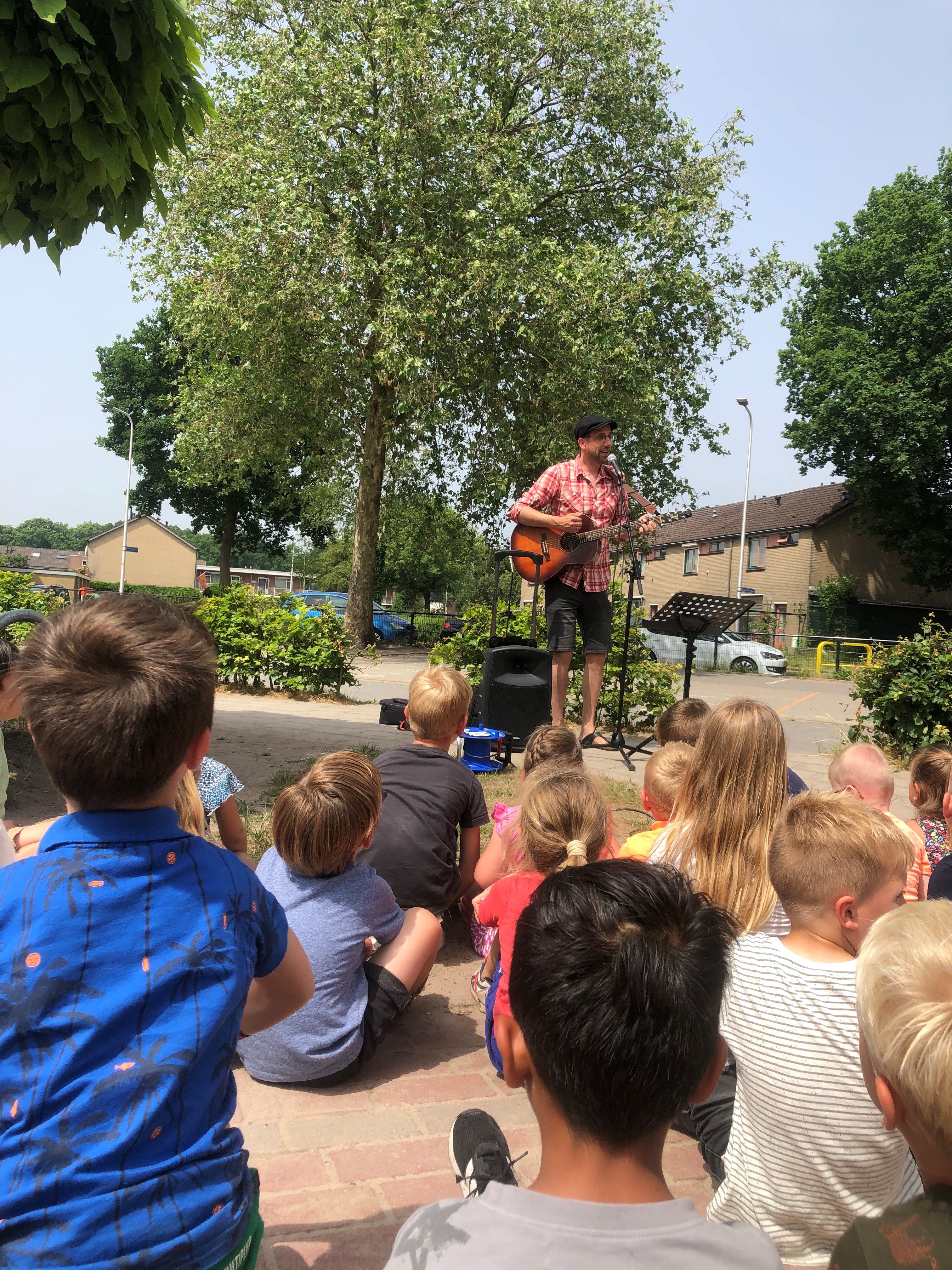 Stef Woestenenk speelt schoolpleinconcerten